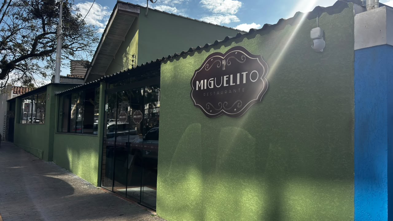 Anúncios Digitais em Restaurantes: Telas de publicidade da No Ponto Mídia no Miguelito Restaurante e Café, Vila Santista, Atibaia