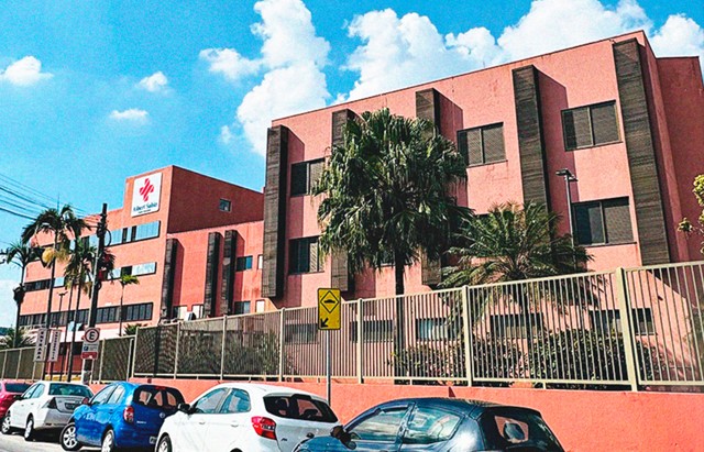 No Ponto Mídia Out-of-Home: Telas de publicidade digital instaladas no Hospital Albert Sabin em Atibaia, impactando pacientes e visitantes