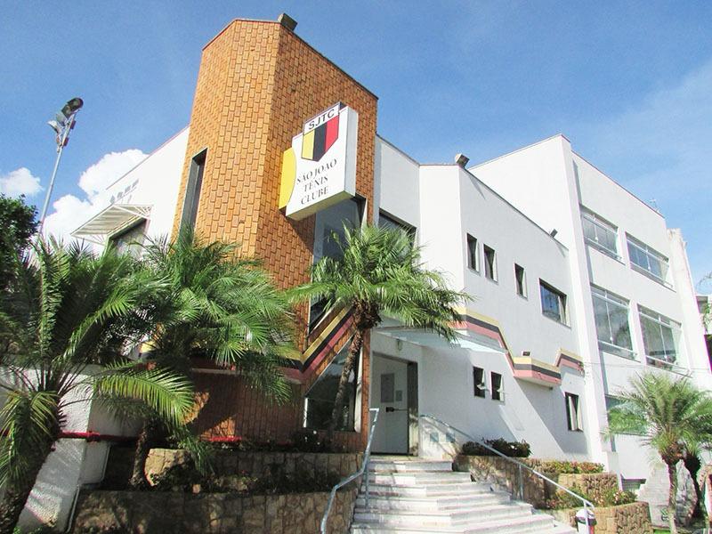 Mídia Digital de Prestígio em Clubes: Telas corporativas de anúncios instaladas no São João Tênis Clube, Cidade Satélite, Atibaia